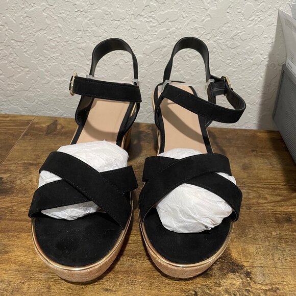 BLACK AND GOLD SANDALS IN PERFECT CONDITION. - Picture 2 of 3